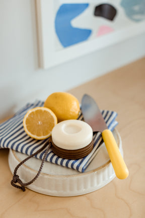 Ensemble de Luxe : 2 porte-savons Cleap™, 1 savon Citrus, 1 savon Amande, 1 savon exfoliant, 1 shampoing en barre et 1 déodorant